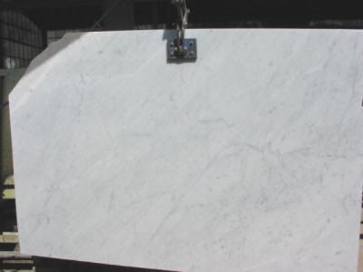 Produzione ed esportazione di marmo Bianco Carrara in lastre, mattonelle, pavimenti, rivestimenti da Amso International, Italia
